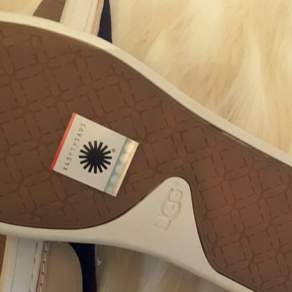 Ugg  slip  on  sneakers - Picture 5 of 8